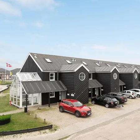 Lejl, 226 St, Apartment